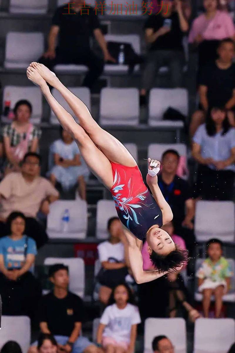中国跳水队绝杀取胜点燃全场气氛 战术调整效果逐渐显现 中国跳水队绝杀取胜点燃全场气氛 战术调整效果逐渐显现